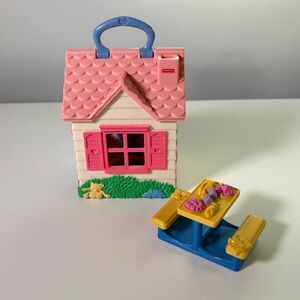 Vintage 2002 Fisher Price Sweet Streets Girl's Club + Picnic Table (OA2)